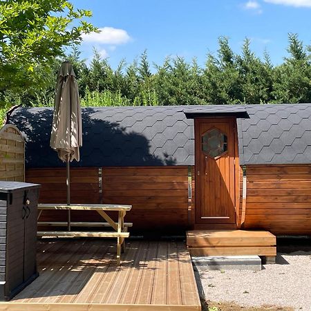Ebreuil Tonneau Herbergement Insolite Au Camping Des Nieres מראה חיצוני תמונה
