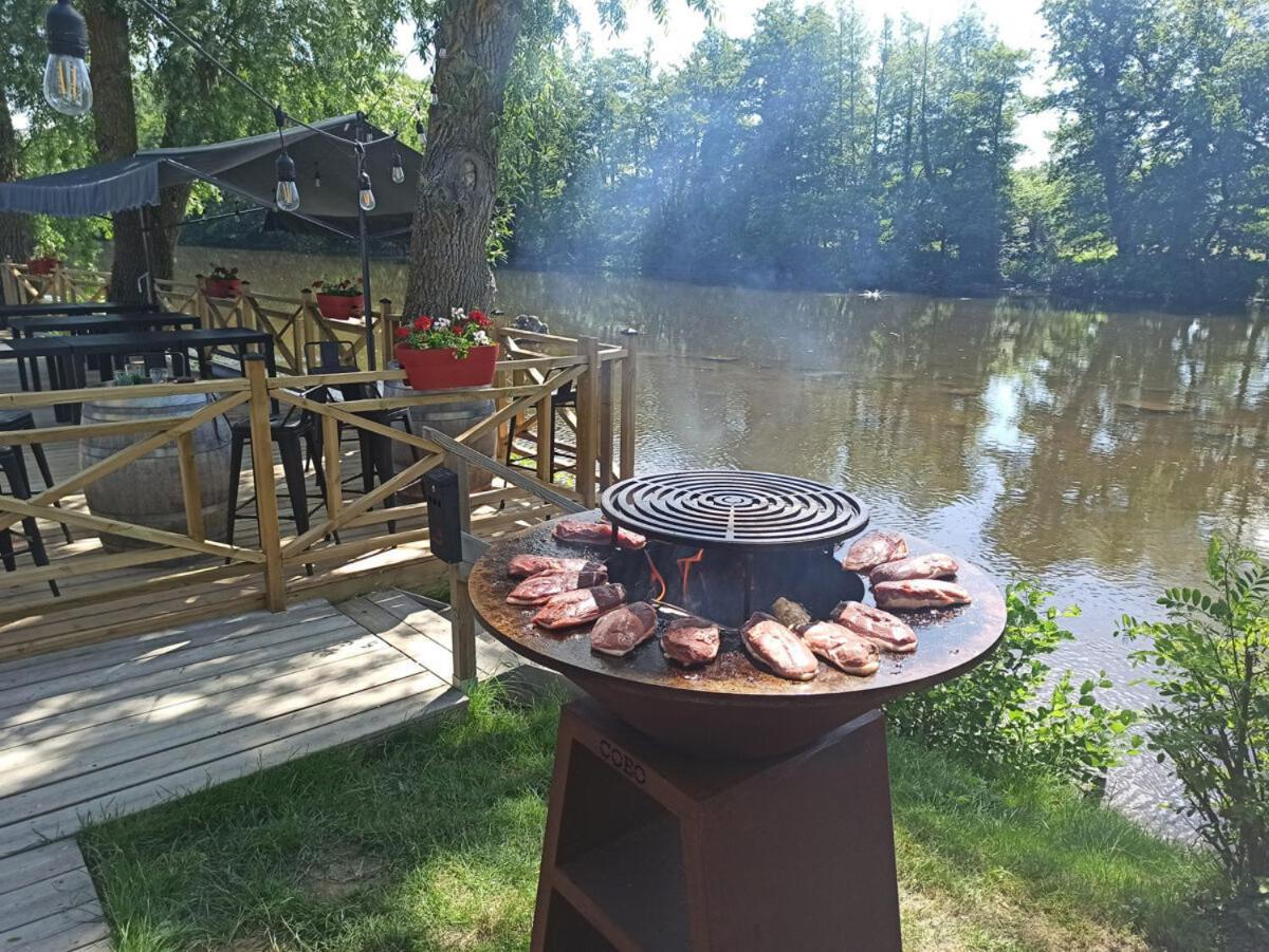 Ebreuil Tonneau Herbergement Insolite Au Camping Des Nieres מראה חיצוני תמונה