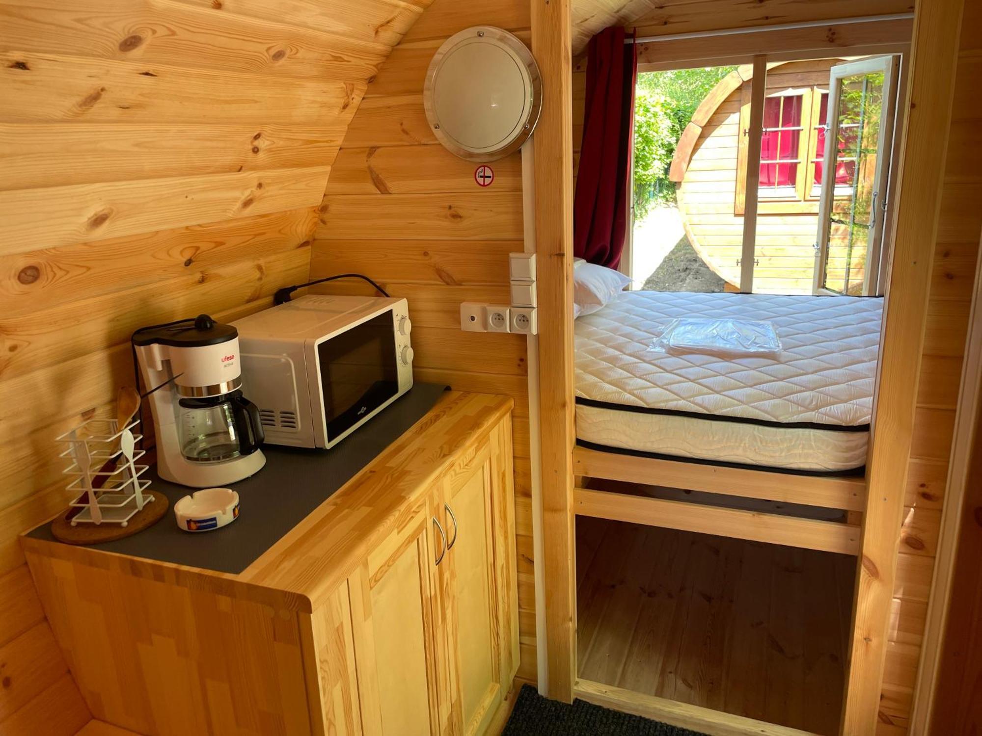 Ebreuil Tonneau Herbergement Insolite Au Camping Des Nieres מראה חיצוני תמונה